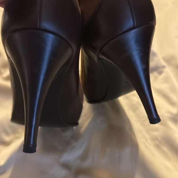 Via Spiga Brown Leather Pumps w/ Gold Suede Sides & Black Suede Toes - Picture 9 of 12